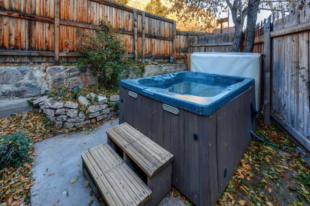 Cliff House Lodge And Hot Tub Cottages 莫里森 外观 照片