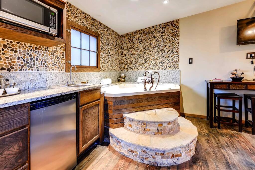 Cliff House Lodge And Hot Tub Cottages 莫里森 外观 照片